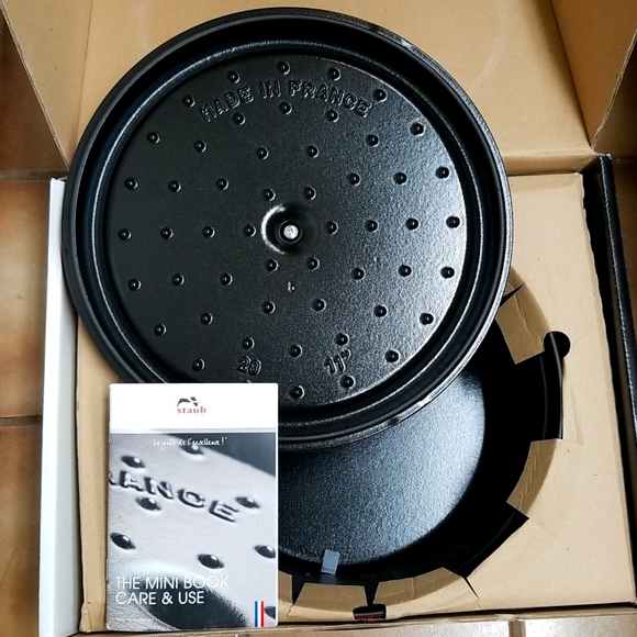 STAUB CAST IRON 7QT-11" ROUND COCOTTE - CHERRY 28CM (BIG SIZE) 7qt - Picture 4 of 12